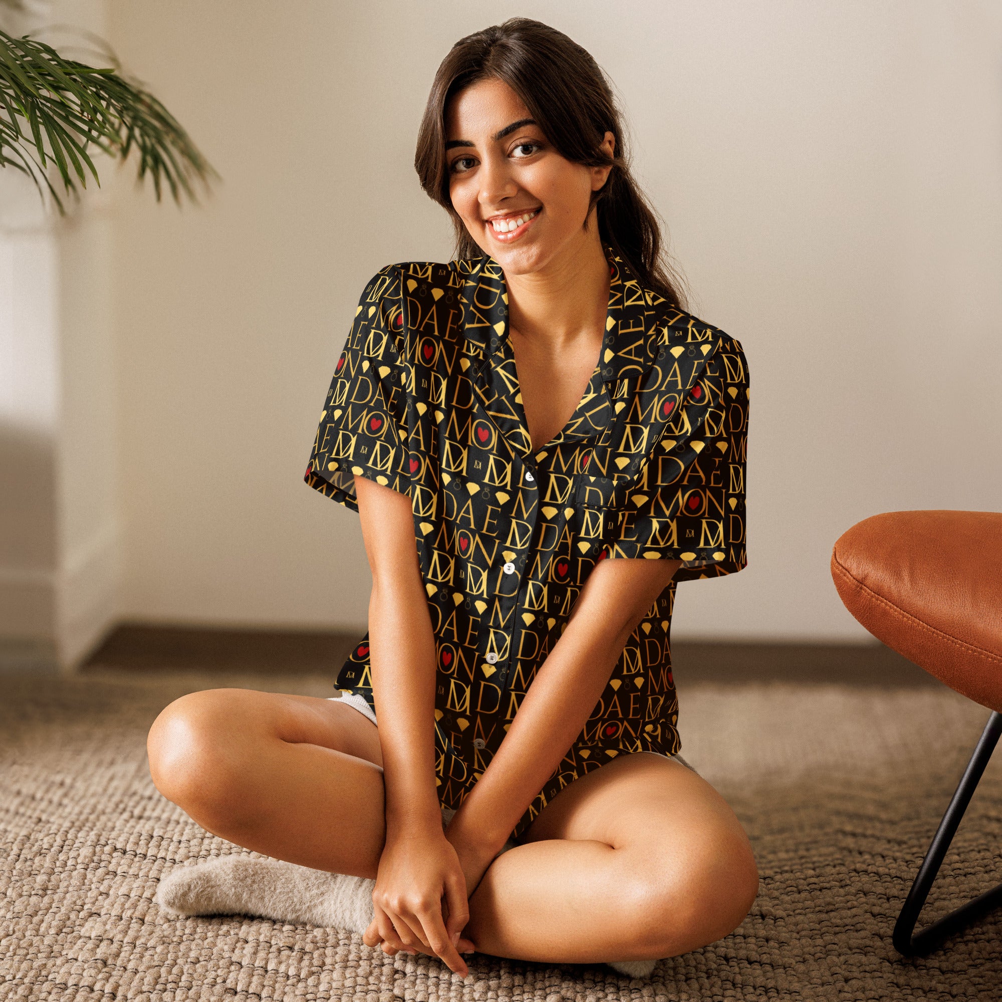 Daemon Luxury Sun Glow California women's short-sleeve pajama top with all-over print in black silk fabric.