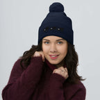 Daemon Luxury Sunless Buzz Central Blanco navy knit pom-pom beanie with a front design and cozy Lana material.